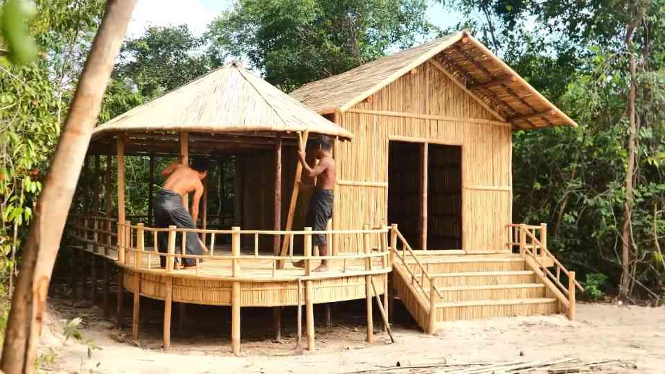 Watch these guys work until exhaustion creating a jungle shelter and ...