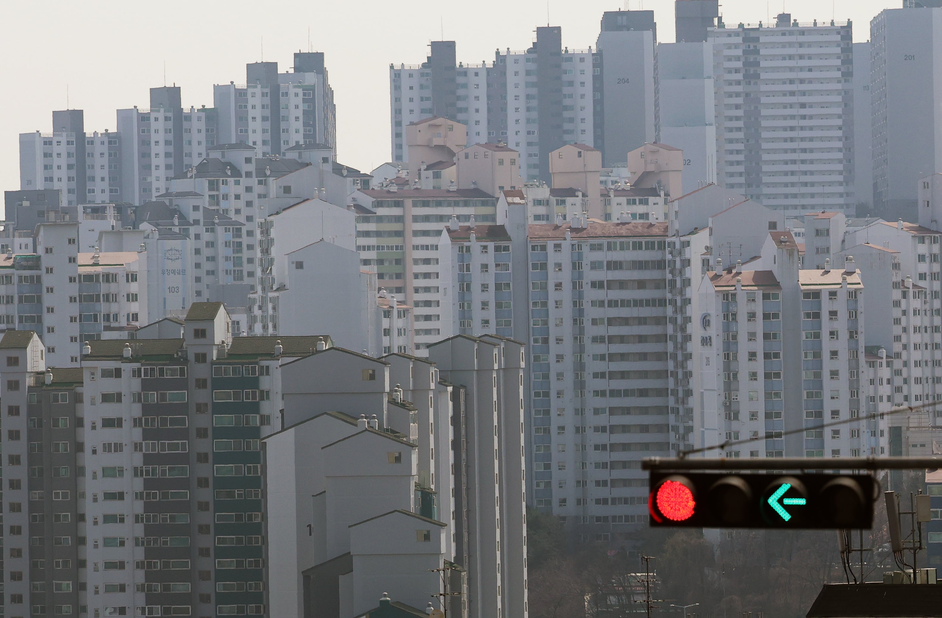 Seoul apartment prices rise for two weeks, outskirts lead