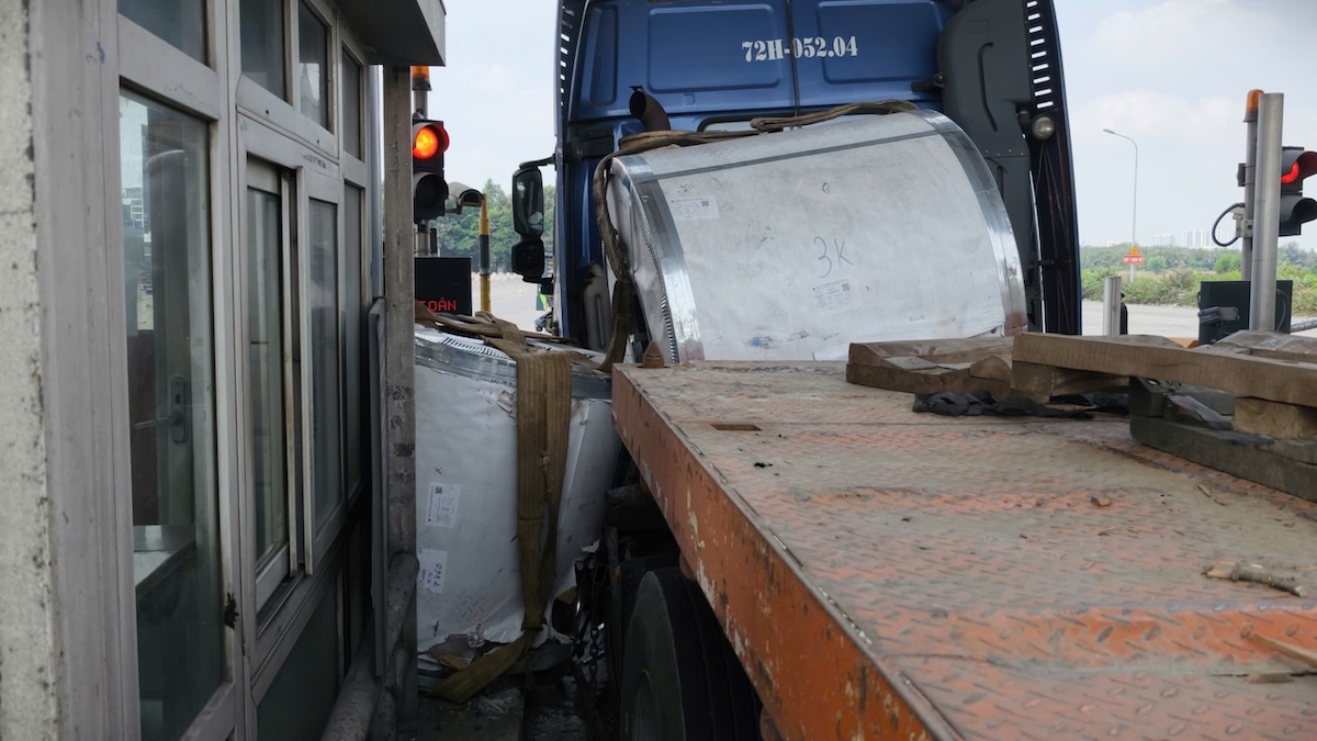 Cuộn thép đè cabin trạm thu phí, cửa ngõ TP HCM ùn tắc 2 km