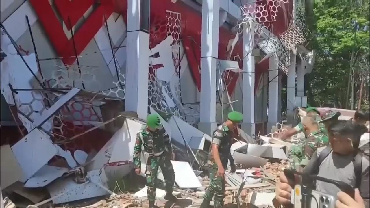 Earthquake off Indonesia topples buildings<br><br>