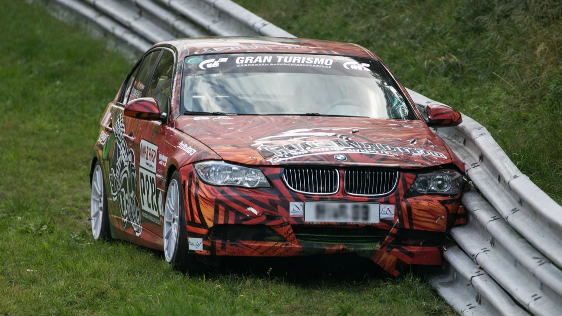 BMW 325i sofre acidente e fica danificado na NLS Race 8 em Nürburgring