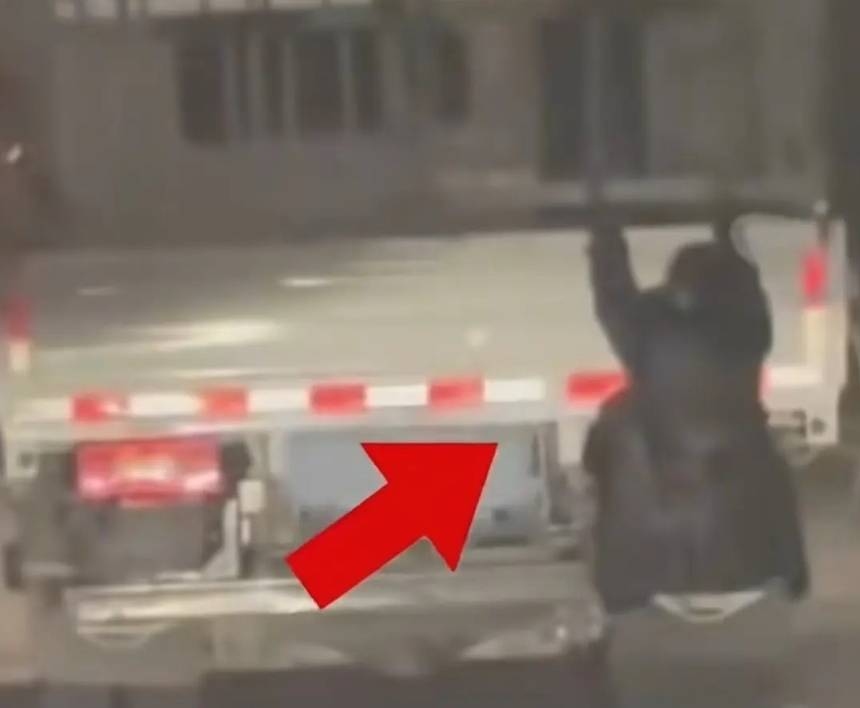 Nghi chồng ngoại tình, vợ bám thùng xe tải để 'bắt quả tang'