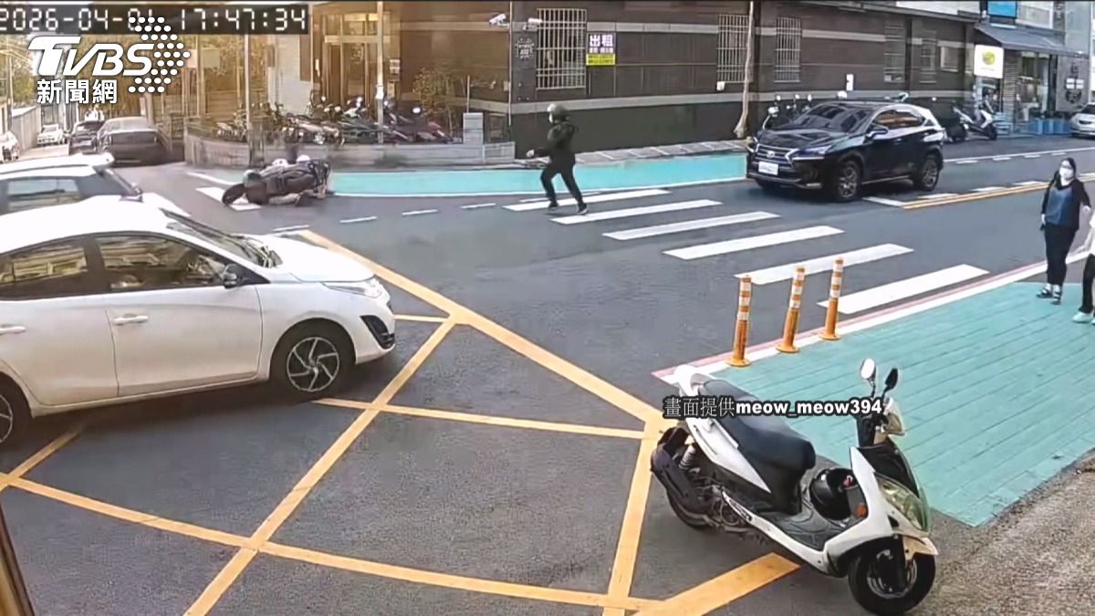 影音／沙鹿路口設「棒棒糖」護行人! 機車族天天撞 母子摔車畫面曝