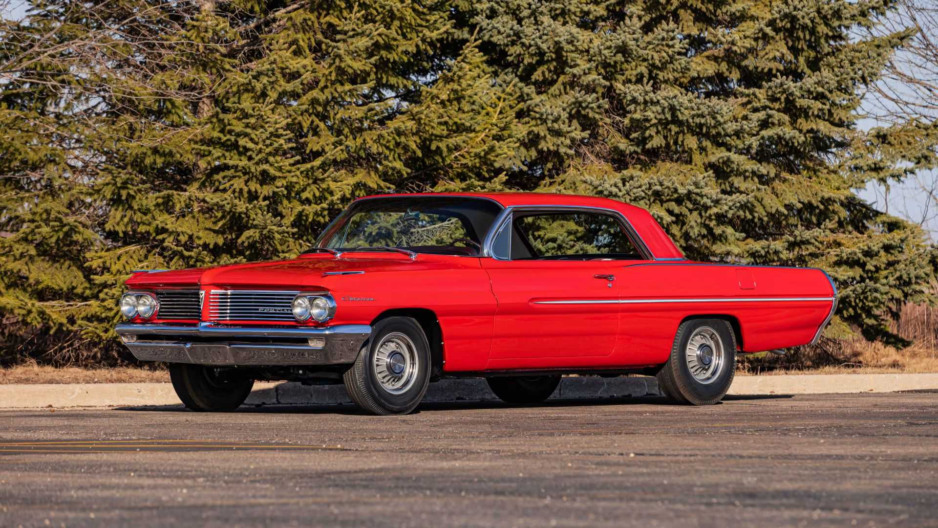 Front 3/4 shot of a parked 1962 Pontiac Catalina Super Duty