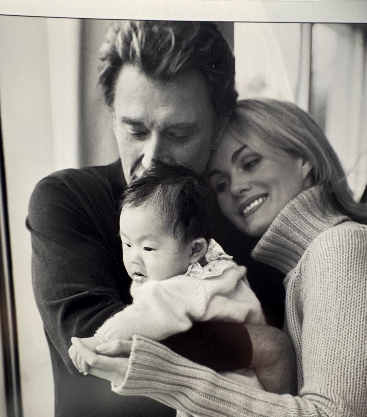 Cô bé mồ côi gốc Việt được danh ca Pháp nhận nuôi giờ ra sao?