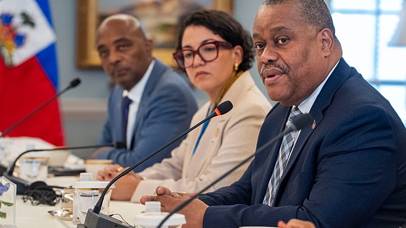 Garry Conille, à droite, assis aux côtés du ministre des Affaires étrangères Dominique Dupuy, s'entretient avec le secrétaire d'État Antony Blinken, mardi 2 juillet 2024.