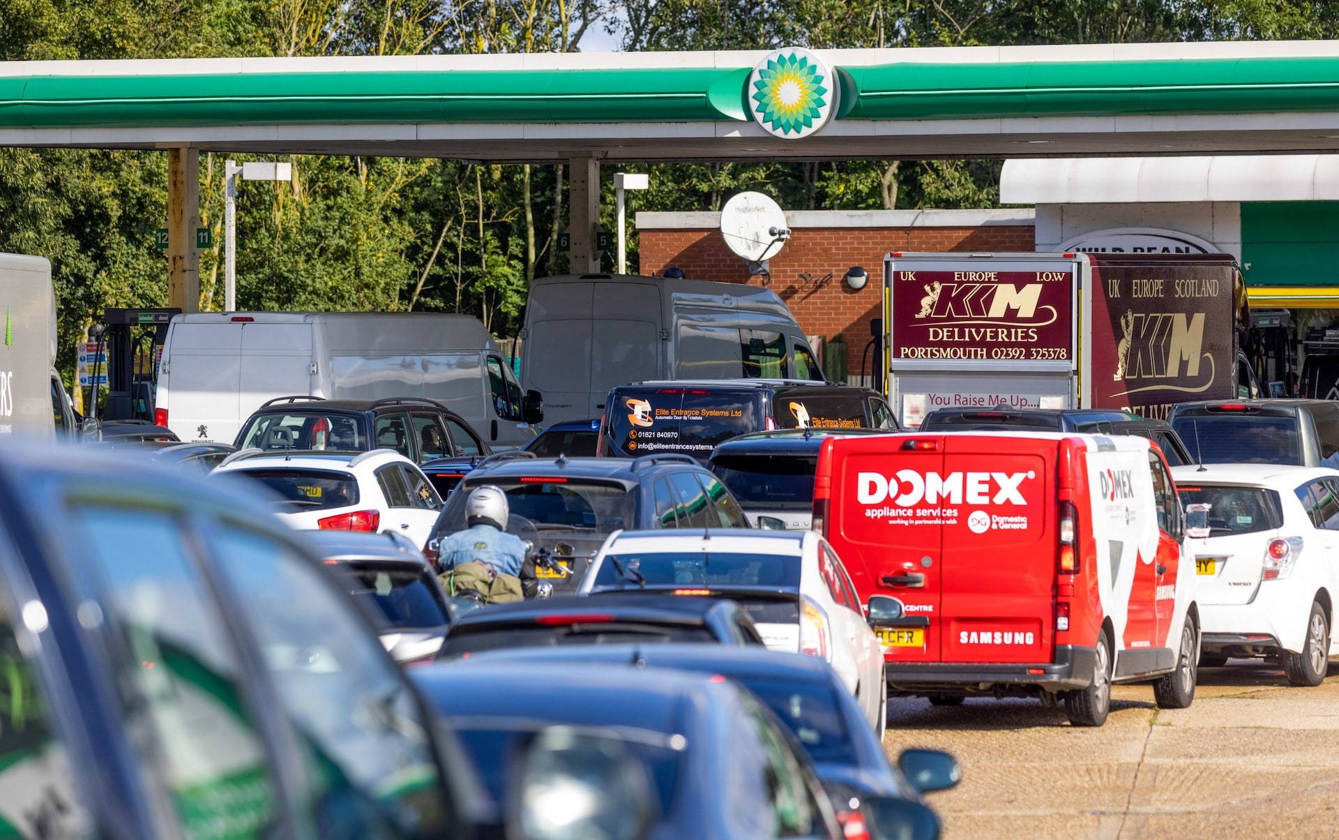 Downing Street fears panic at petrol pumps<br>