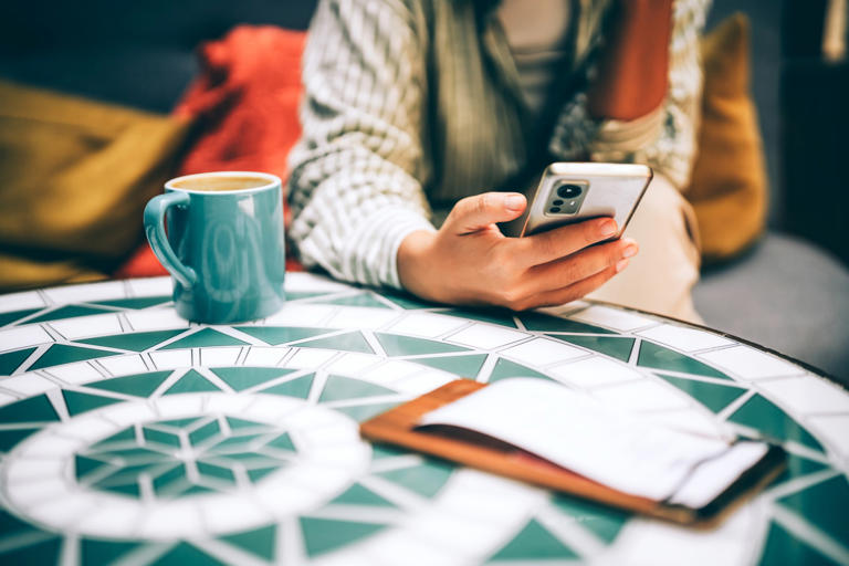 Customers are 'phubbing' in shops, cafés, and pubs — and staff are sick ...