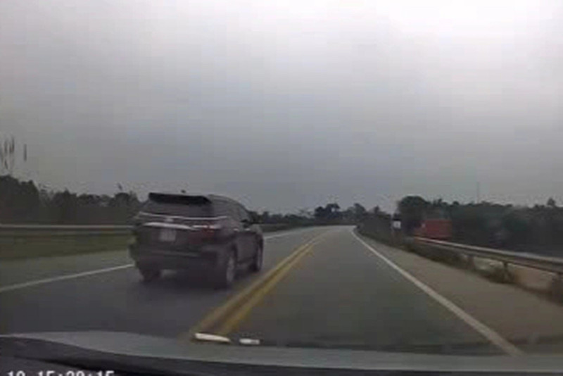 Phạt tài xế xe biển xanh vượt ẩu trên cao tốc Nội Bài - Lào Cai