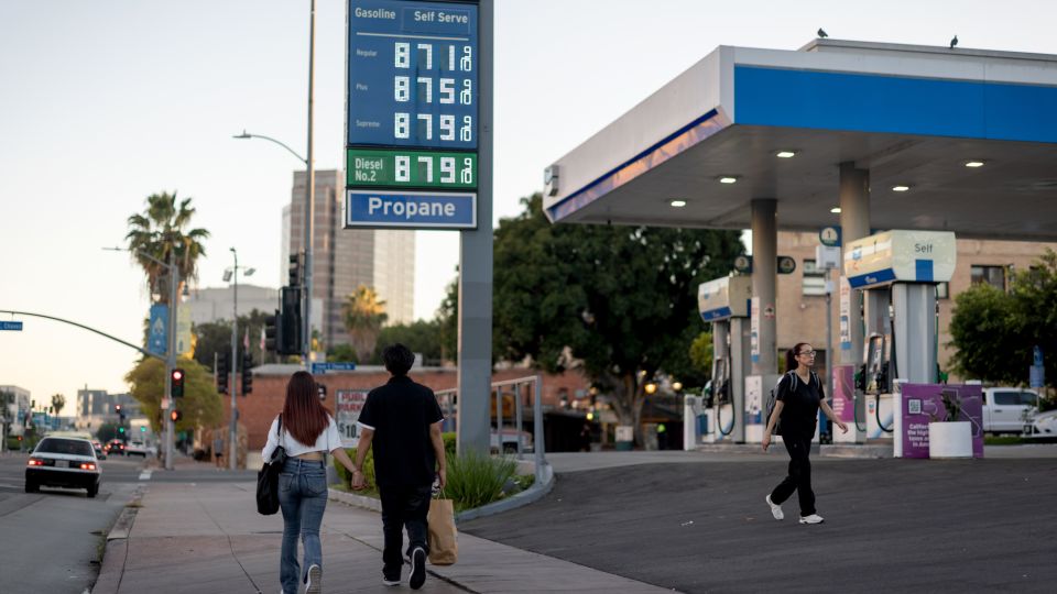 Oil prices rise after Trump issues ultimatum and Iran threatens to ...