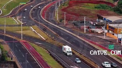 Câmera da Catve registra capotamento no Trevo Cataratas em Cascavel