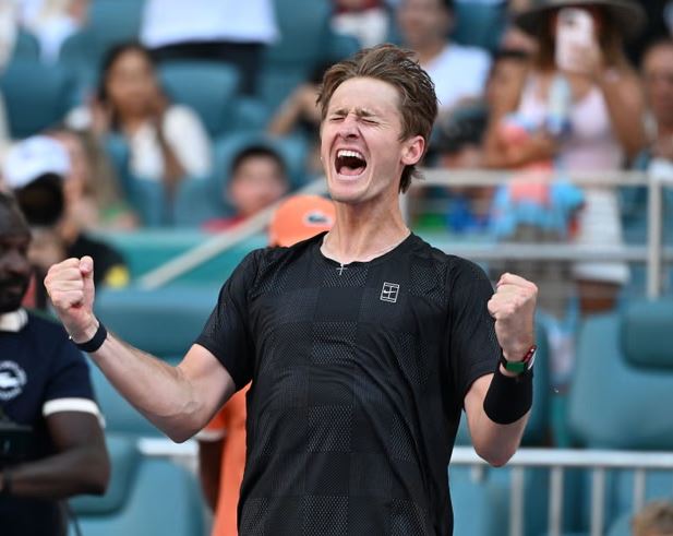 Với 12 cú giao bóng ăn điểm trực tiếp, tay vợt người Mỹ gây sốc khi hạ số 1 thế giới