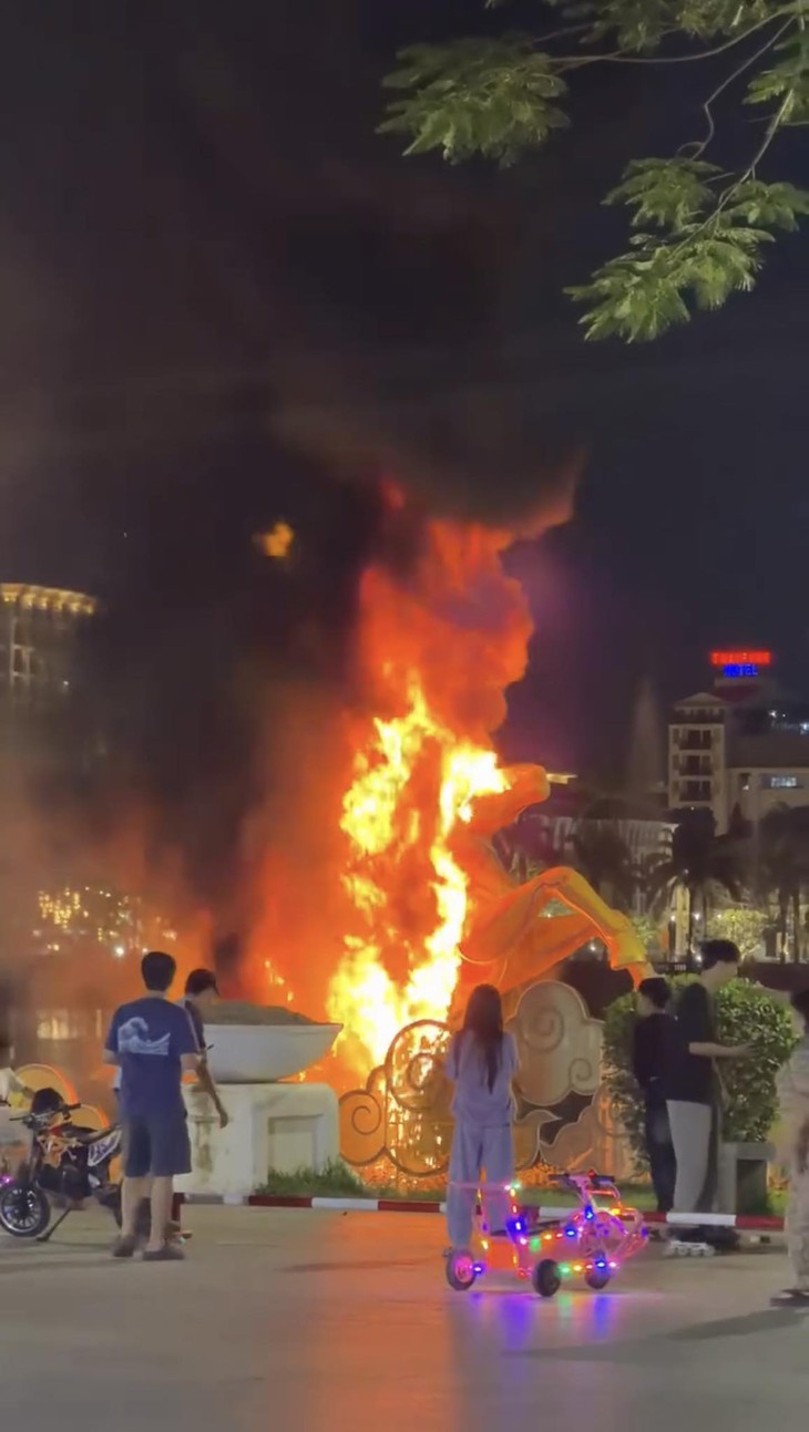 Linh vật ngựa bên bờ sông Hương bị cháy