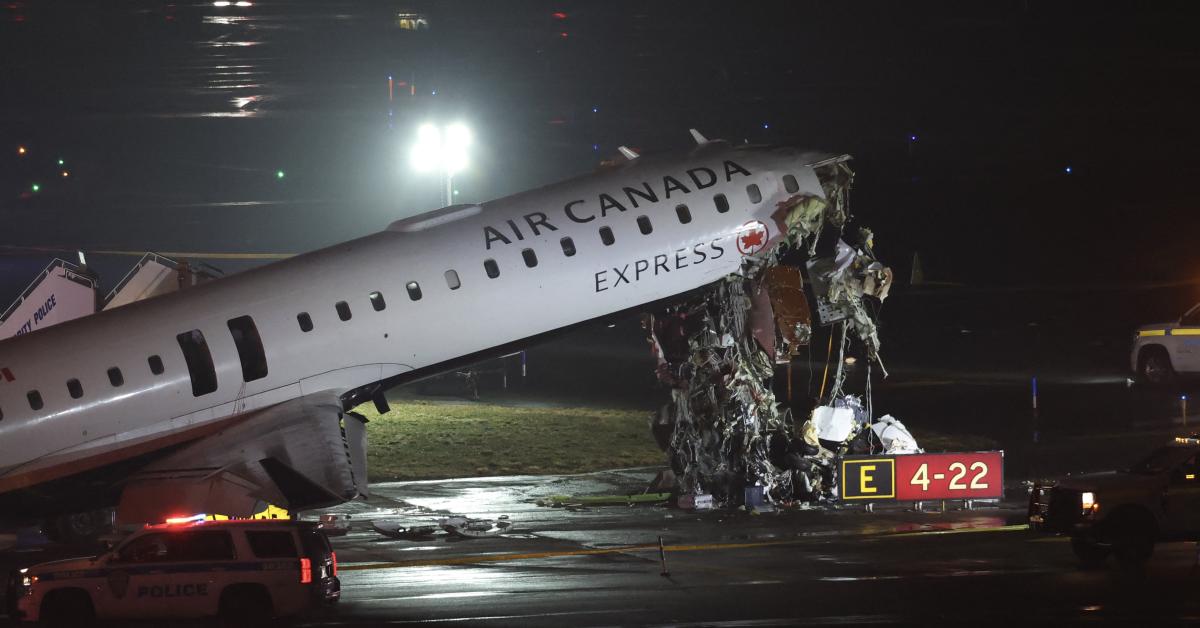 Air Canada Express jetliner crashes with firetruck at New York