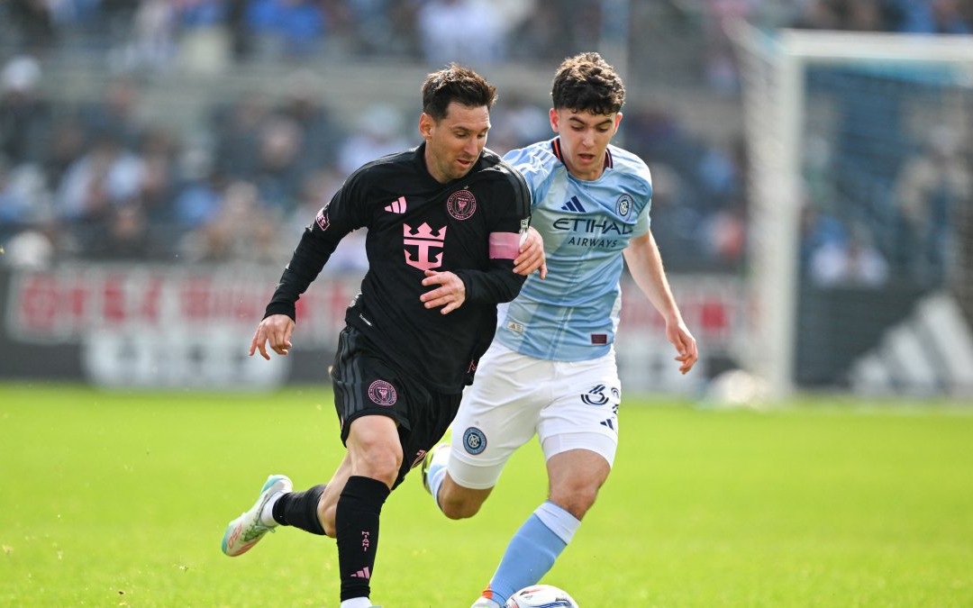 Messi vượt qua 'vua bóng đá' Pele, nhờ bàn thắng từ quả đá phạt trực tiếp