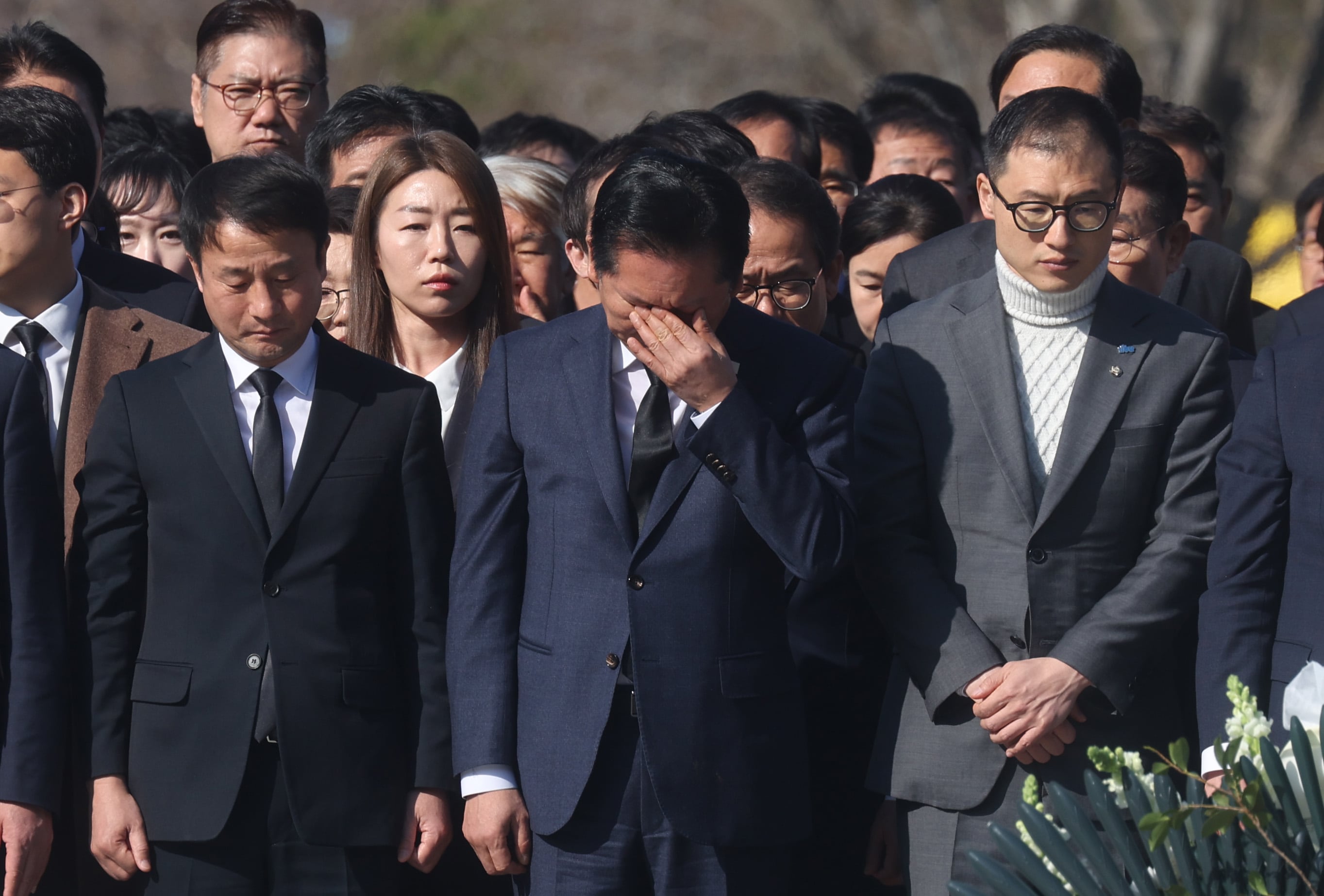 Democratic Party leader Jung Chung-rae sheds tears at Roh's grave