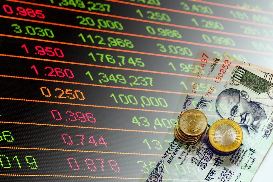 US-Iran peace hopes push gold higher as oil prices ease