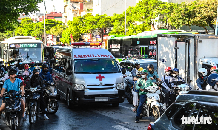 Nhận thông báo 'phạt nguội' do vượt đèn đỏ đưa người đi cấp cứu, tài xế cần làm gì?