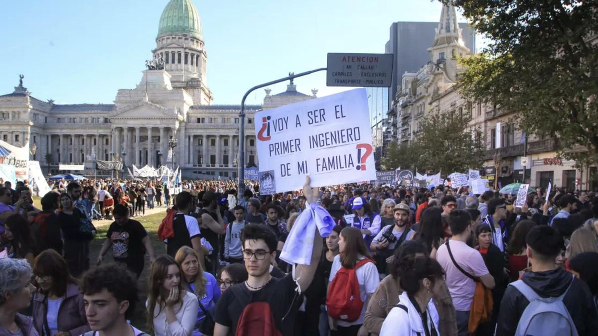 Rectores y gremios universitarios convocaron a una masiva marcha contra ...