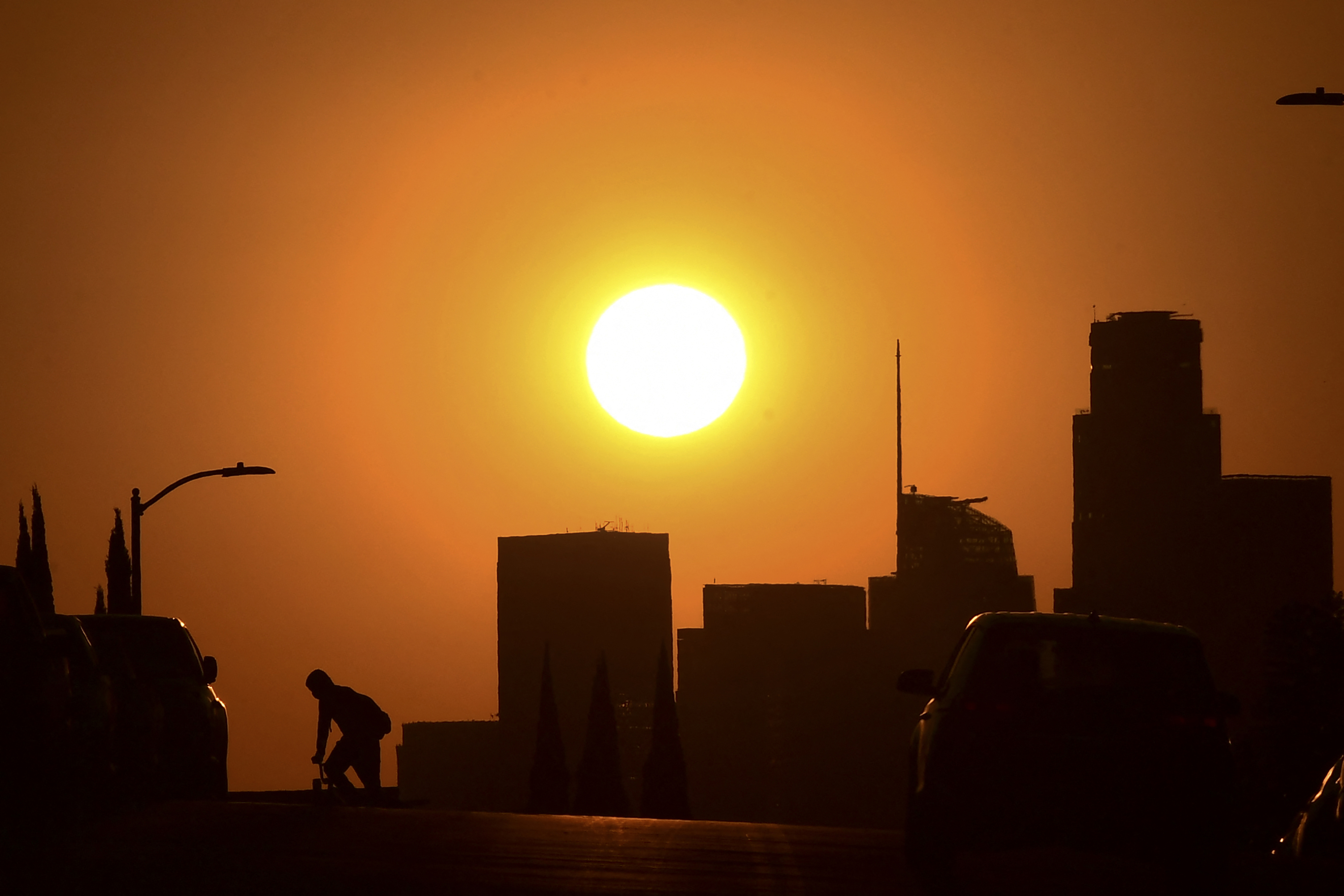 Millions told to stay out of sun in California<br>