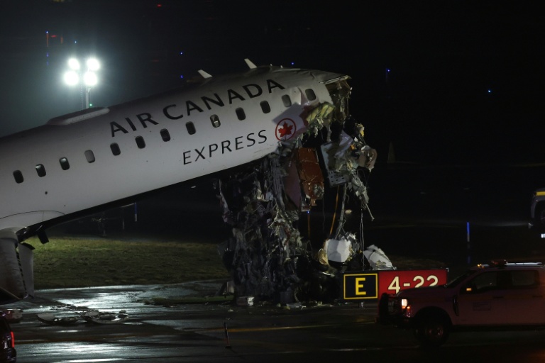 Runway collision kills two pilots, shutters New York airport<br><br>