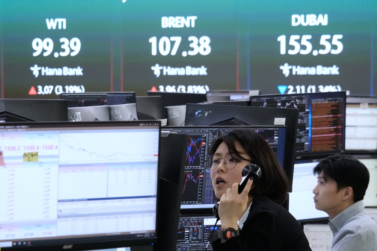 Markets tumble and oil prices rise after Strait of Hormuz threats