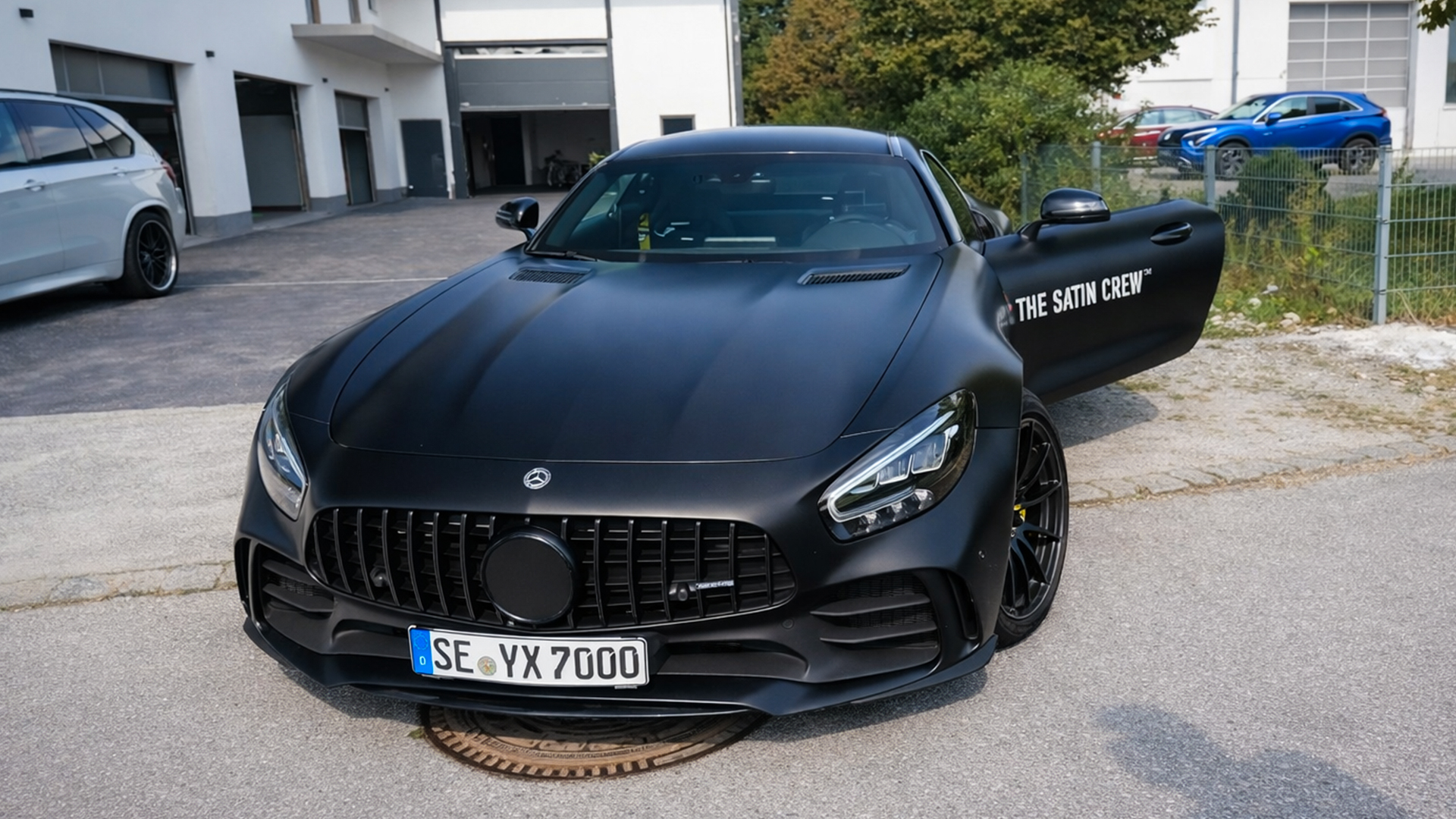 Mercedes-AMG GT R präsentiert sich wie ein Rennwagen