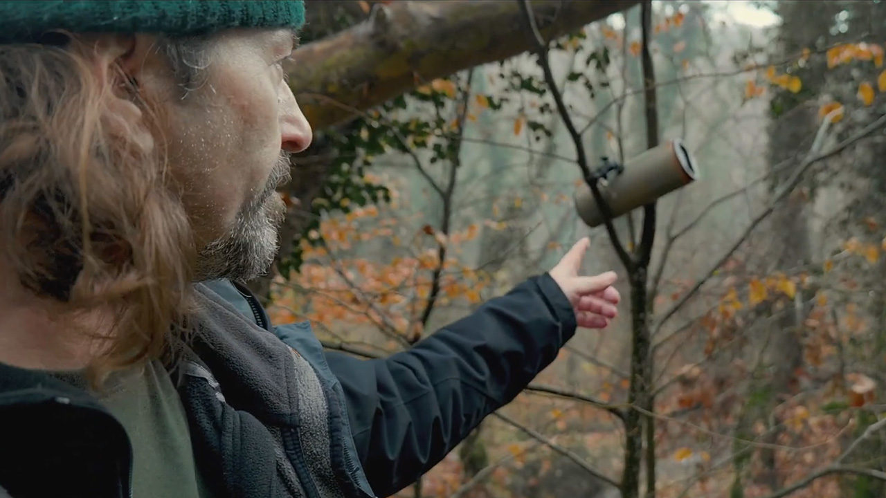 Placing a DSLR camera trap for wildlife observation