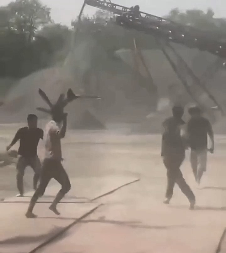 Bắt 4 người dùng dao, mã tấu đánh nhau tại mỏ đá TP.HCM