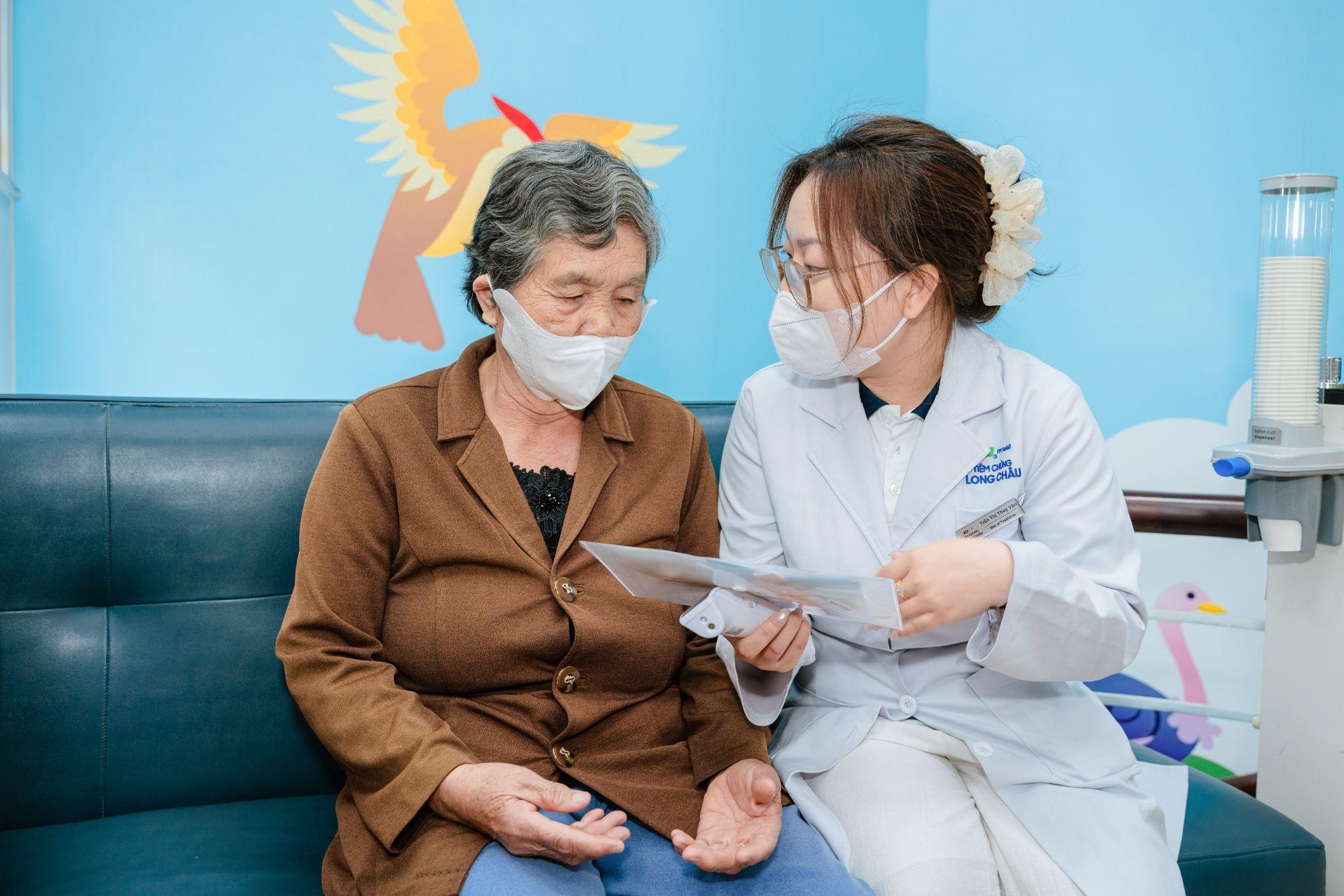 Long Châu khởi động chiến dịch tiêm vaccine cúm miễn phí ở miền Trung