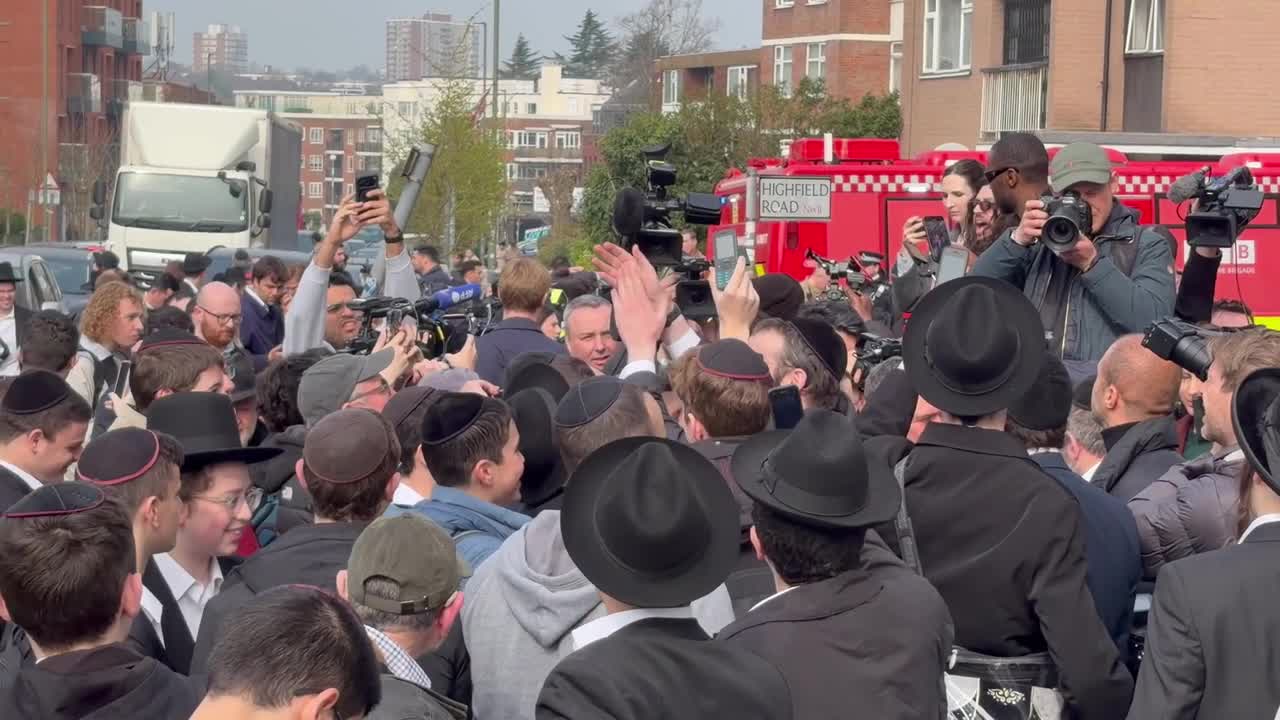 Tensions rise at the scene of the antisemitic arson attack in London as ...