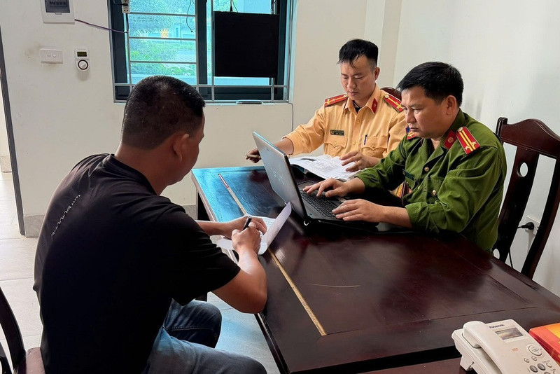 Xử phạt tài xế bán tải đỗ chắn đường, ngồi hiên nhà nói lùi xe mà đi