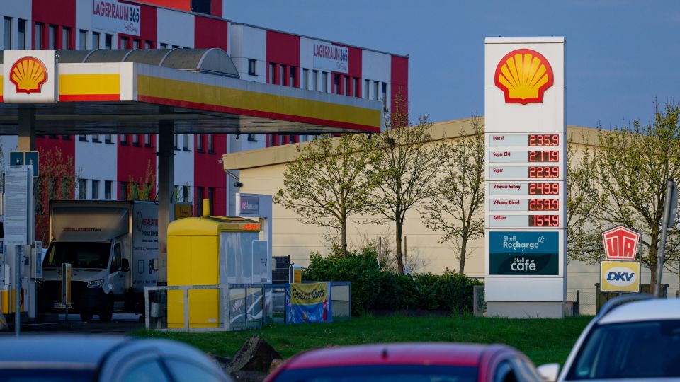 Oil prices fall as Trump hails 