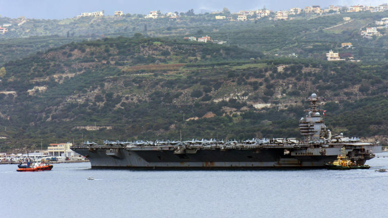 Tο αεροπλανοφόρο «USS Gerald R. Ford» επέστρεψε στη Σούδα μετά τη φωτιά