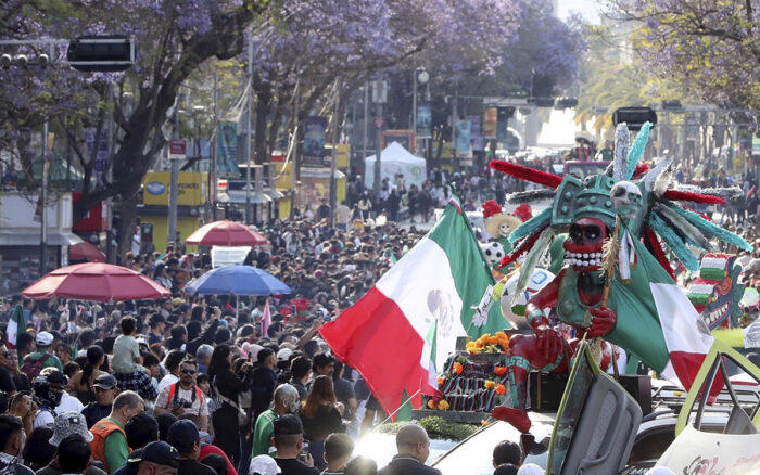 ‘Catrinas mundialistas’ desfilan en CDMX rumbo al Mundial 2026