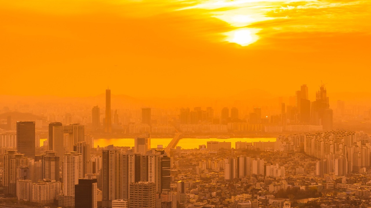 Record heat wave scorches West as air show chaos leaves hundreds ill<br>