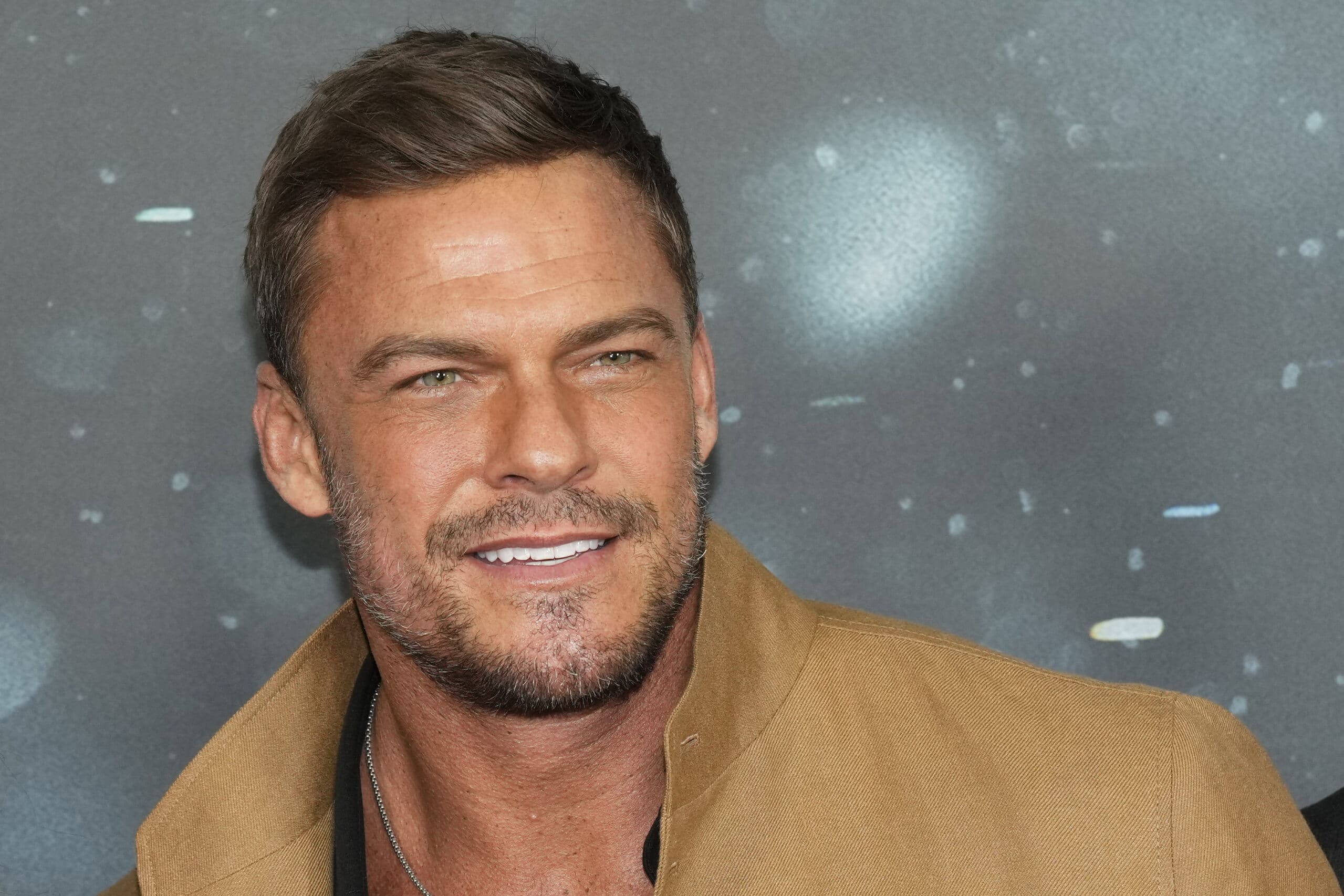 Alan Ritchson gets caught on video while beating up neighbor in ...