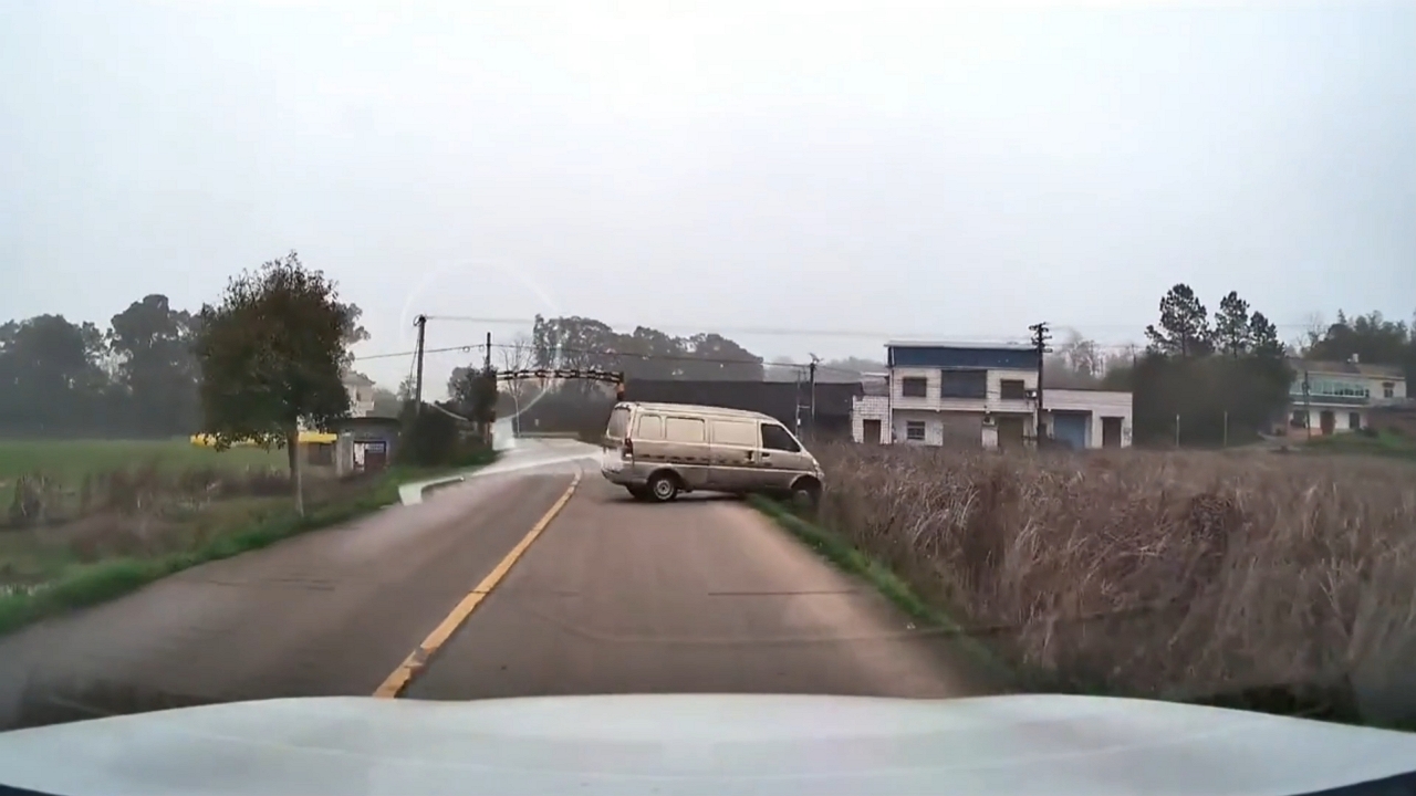 Swerving mini cargo van spins off road as it near miss in Hunan, China