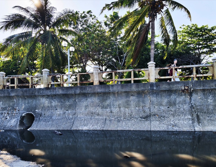 Tháo dỡ đường ống xả thải trái phép ra biển Nha Trang