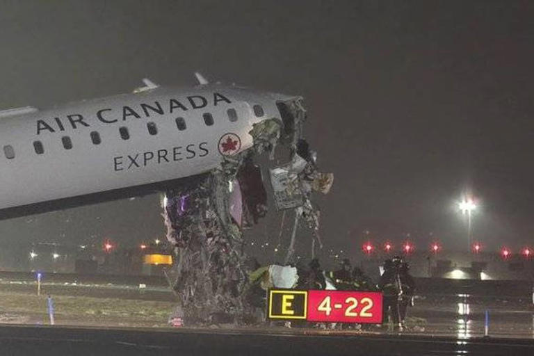 LaGuardia crash latest as pilot and co-pilot killed in tragic runway ...