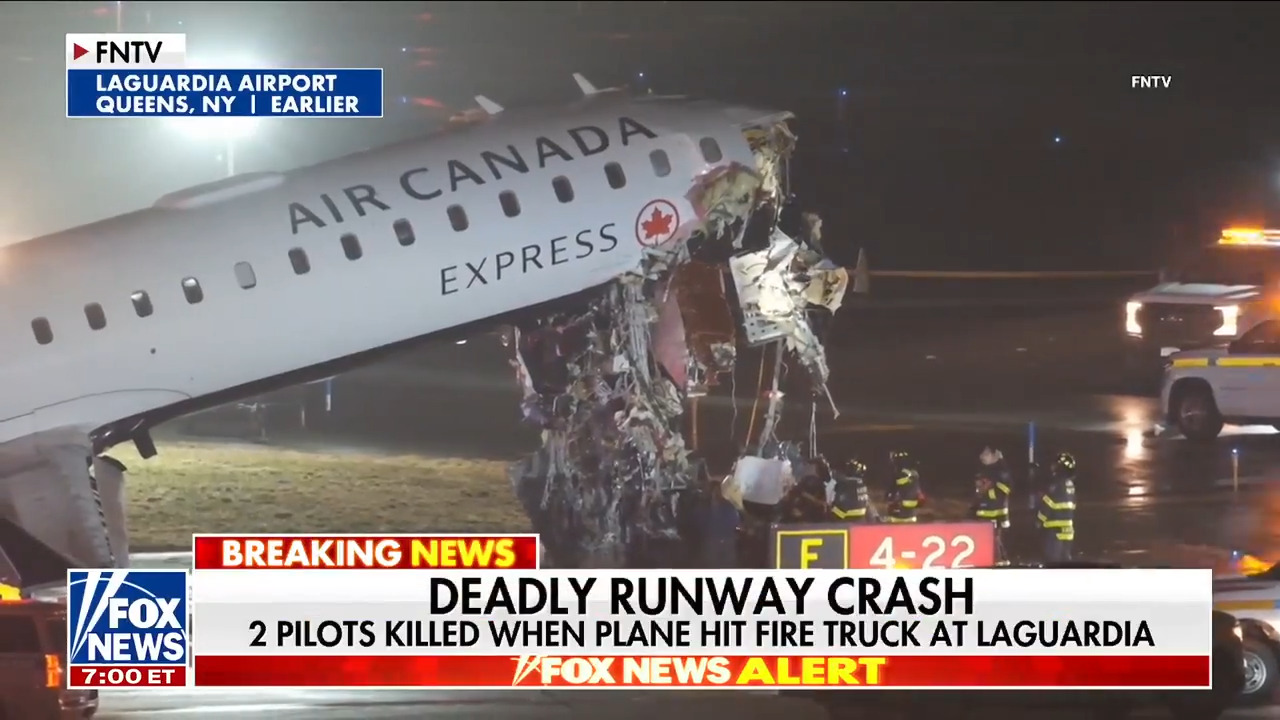 LaGuardia crash kills pilots, injures dozens<br>