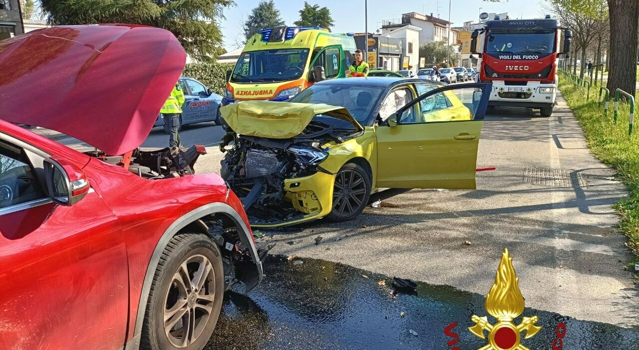 Incidente frontale tra due auto: feriti i conducenti delle vetture ...