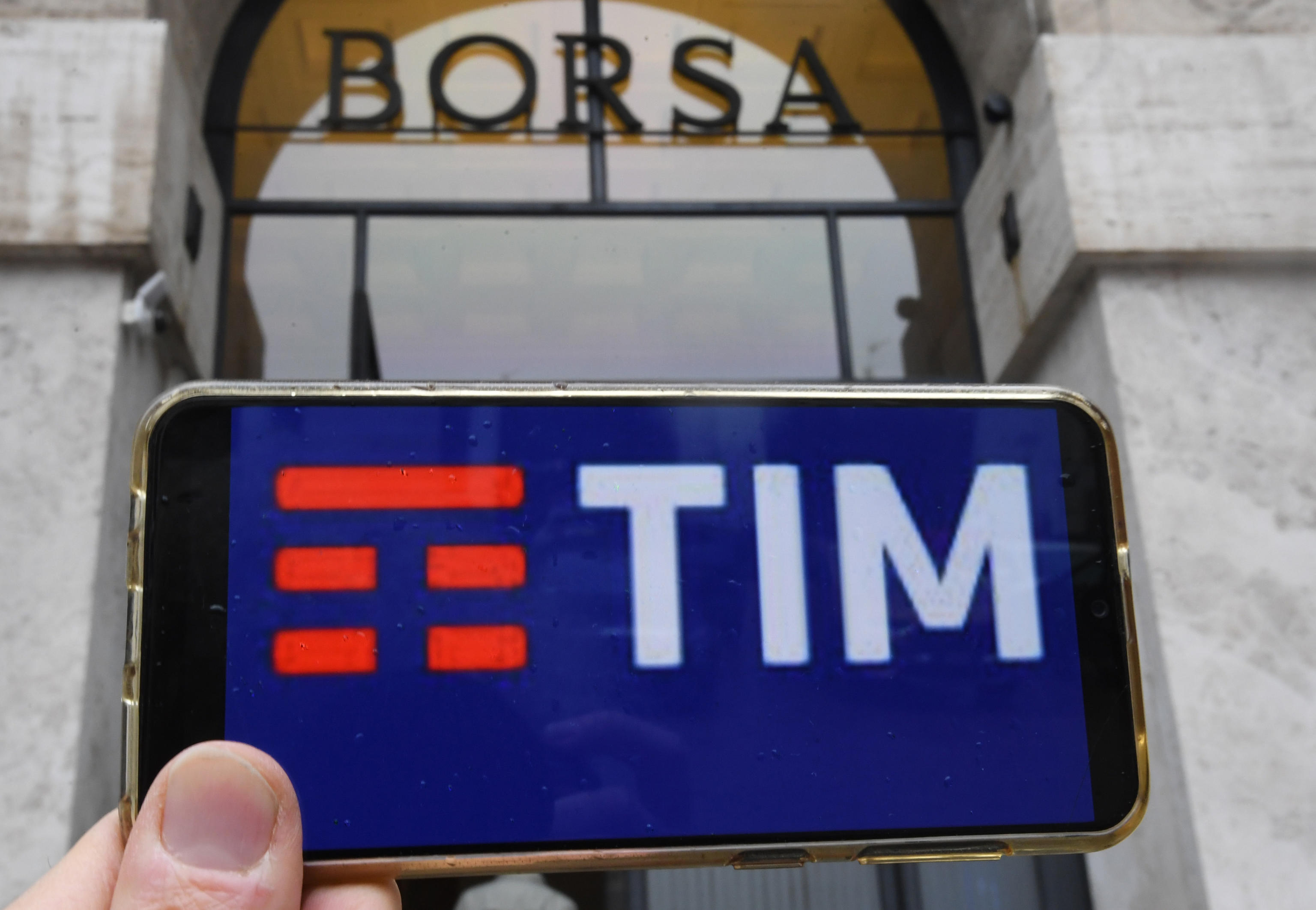 Tim brinda e chiude in borsa in rialzo del 4,69% con l'Opas di Poste