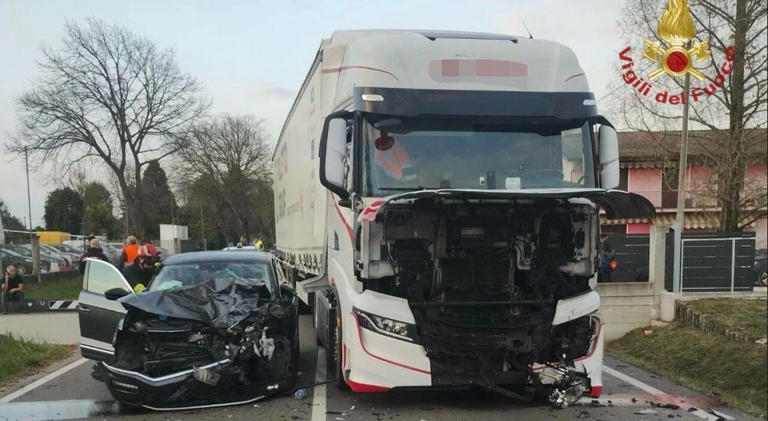 Incidente tra un'auto e un camion in via Gorgo: ferita una donna
