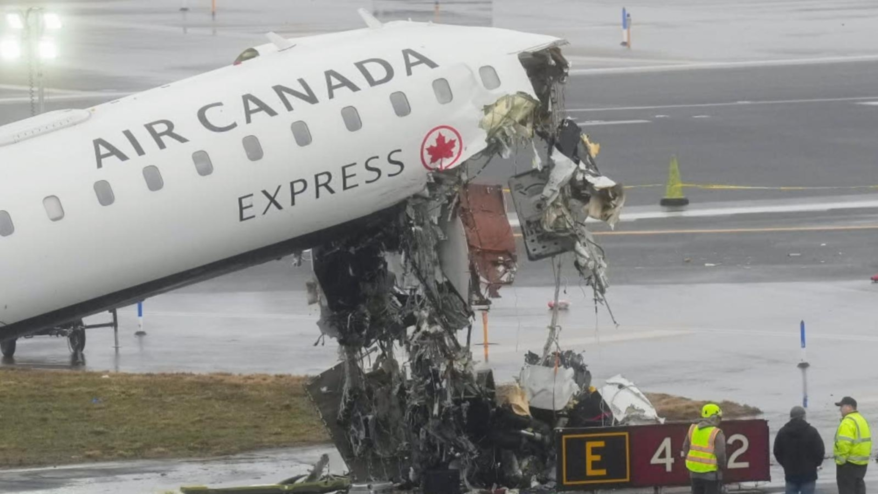 Video shows moment Air Canada plane hit fire truck at LaGuardia Airport<br>