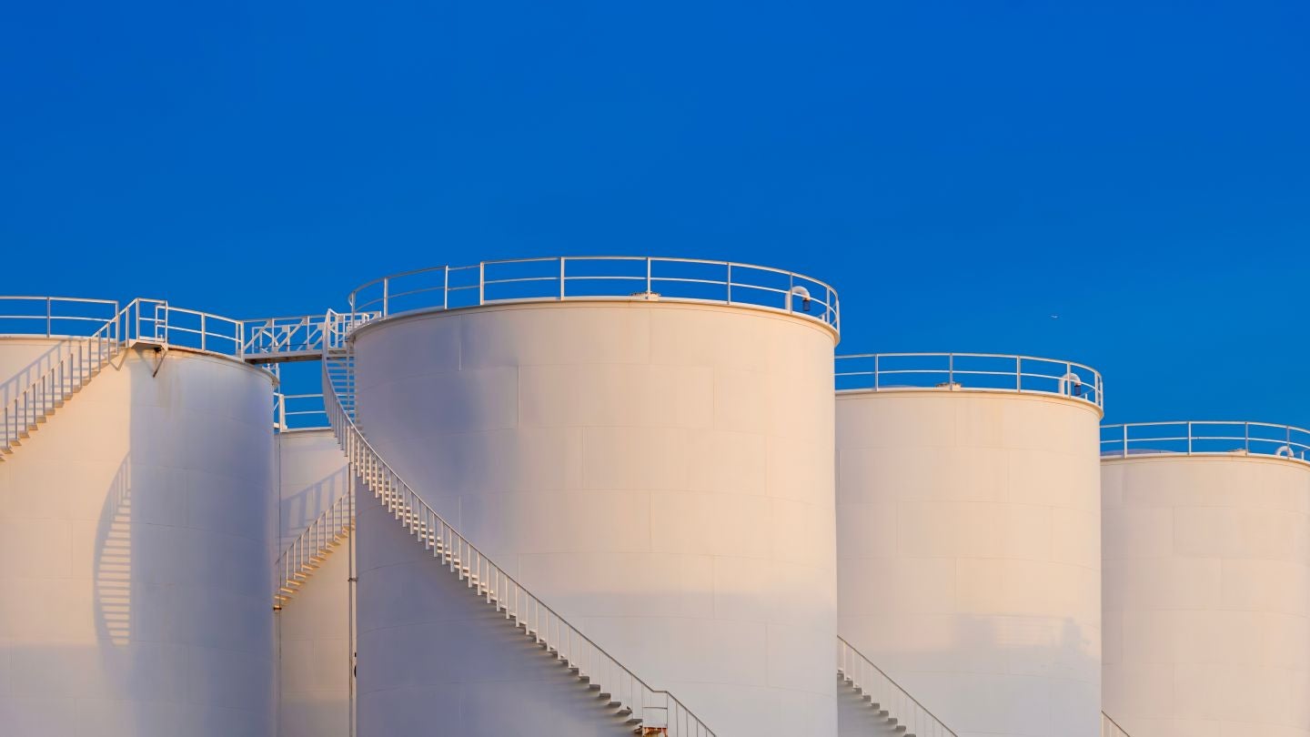 Oil prices fluctuate amid Hormuz crisis and speculation over Iran sanctions