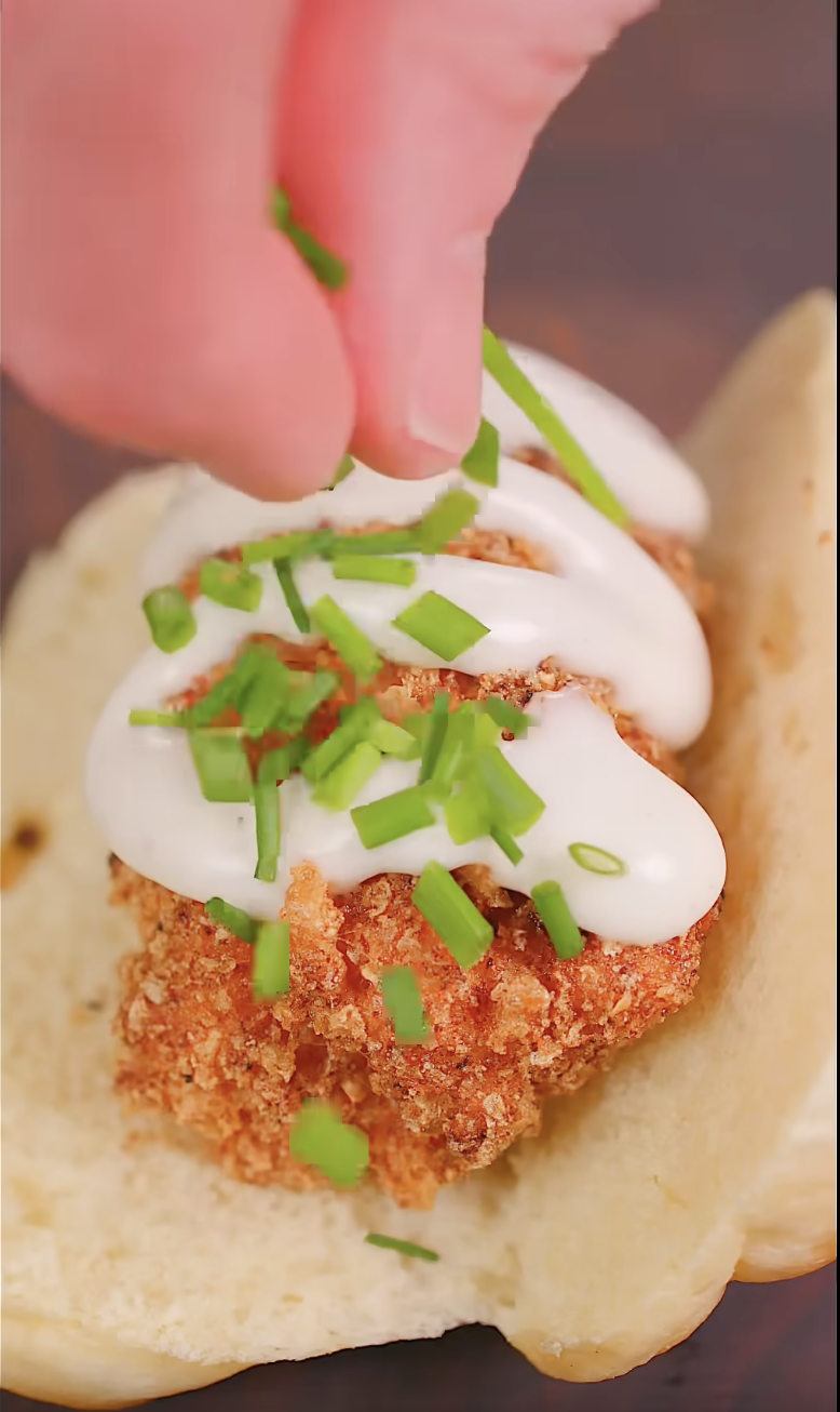 Pork rind lobster roll – crunchy low-carb twist on a classic