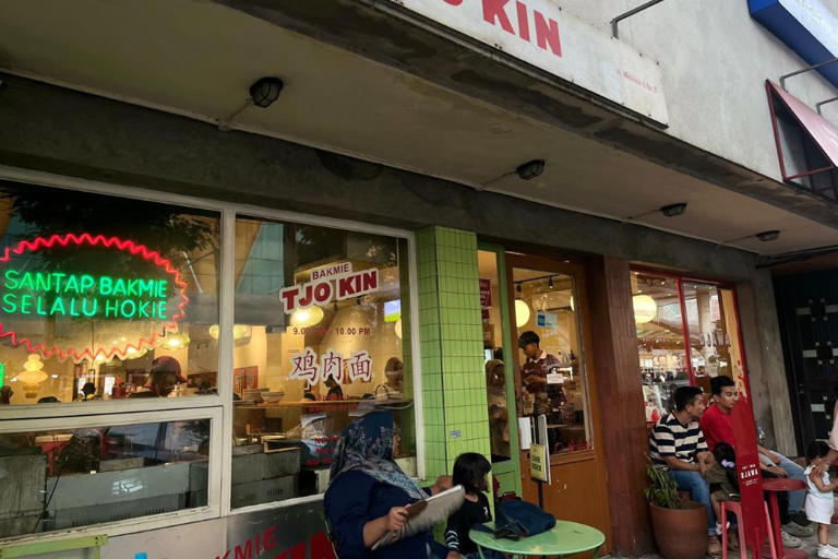 logo77 Potret warga ramai-ramai berburu kuliner viral Blok M pada H+3 Lebaran 2026