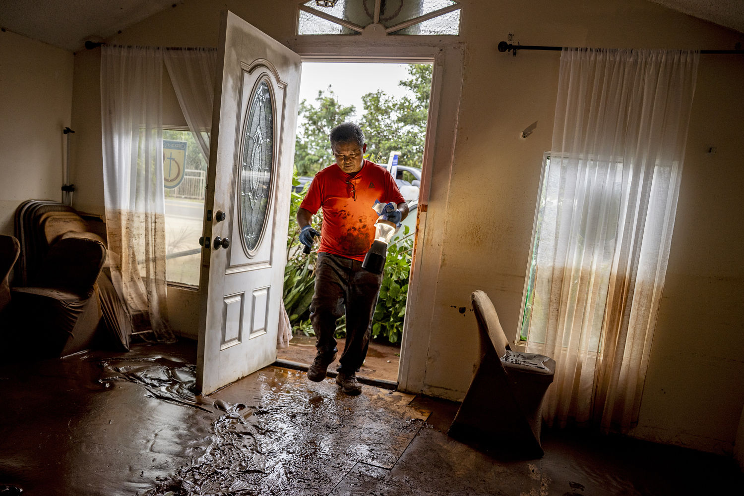 Flood risk continues in Hawaii as North Shore residents return to destroyed homes<br><br>