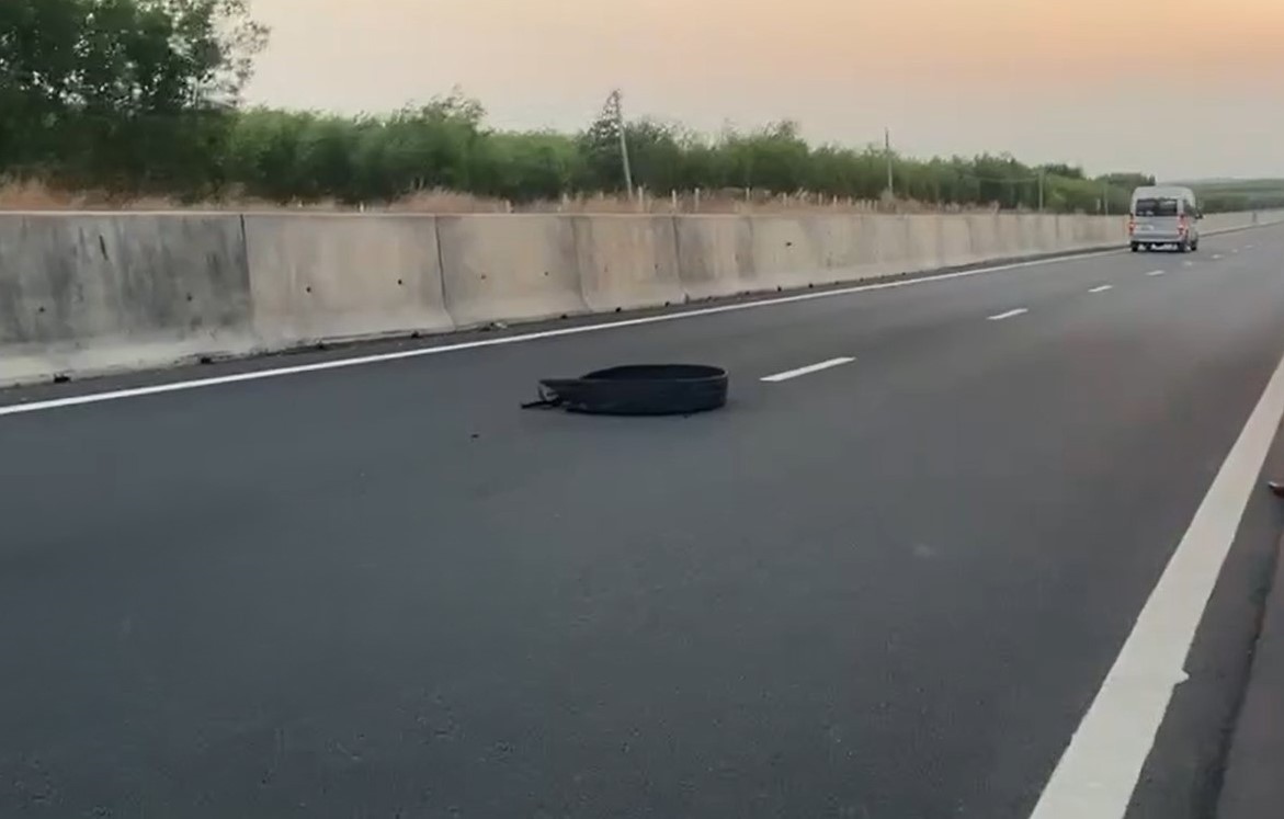 Cảnh báo nguy cơ tai nạn rình rập từ mảnh lốp xe bị vỡ trên cao tốc